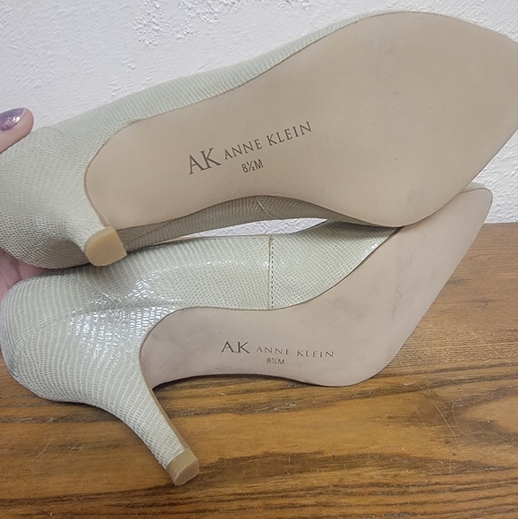 #16 Anne Klein AK Cream-Colored Round-Toed Pump 8.5M - Picture 9 of 13